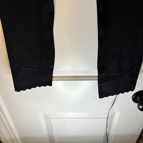 EUC Lululemon Women's Size 6 Align HR Crop 23" Black Scalloped - Picture 2 of 8